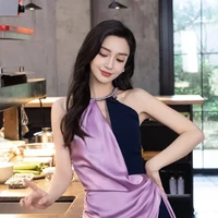 Dari banyaknya barang endorse-an dari brand mewah yang dimiliki Angelababy, hampir tidak mungkin dia mengenakan barang palsu. Namun dia ketahuan menggunakannya. Dalam acara live streaming baru-baru ini, Angelababy mengenakan dress berpotongan halter neck berwarna ungu dan hitam. Dress glamournya itu mirip dengan rancangan desainer fashion asal Inggris David Koma, tapi ternyata bajunya itu KW. Foto: dok. Instagram