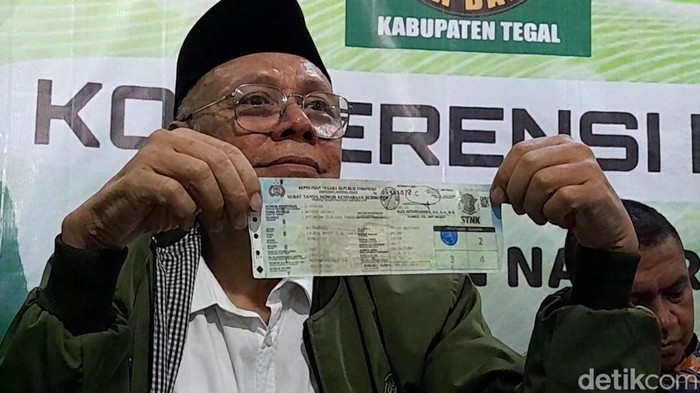 Anggota DPR RI Bachrudin Nasori menunjukkan STNK mobil bantuan ke PCNU Tegal yang diambilnya kembali, Selasa (29/8/2023).