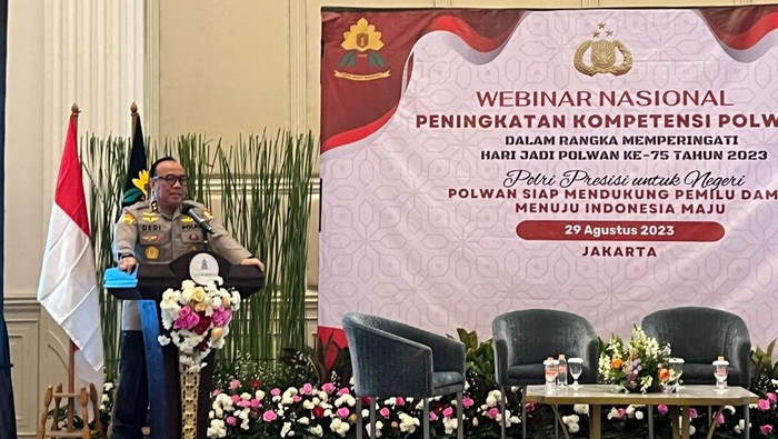 As SDM Kapolri Irjen Dedi Prasetyo dalam Webinar Nasional Peningkatan Kompetensi Polwan (Azhar/detikcom)