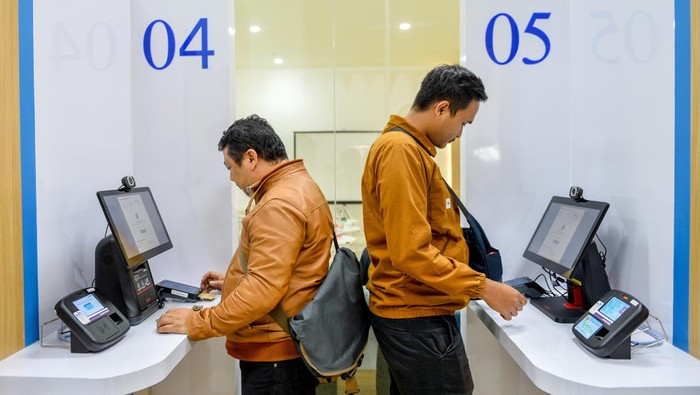 Bandung Kini Punya Samsat Digital, Bayar Pajak Kendaraan Cuma 20 Menit Gubernur Jawa Barat Ridwan Kamil meninjau layanan Samsat Digital seusai peresmian di Terminal Leuwipanjang, Bandung, Jawa Barat, Selasa (29/8/2023). Pemerintah Provinsi Jawa Barat bersama Jasa Raharja dan Korlantas Polri meresmikan Samsat Digital yang ditujukan guna memudahkan pembayaran pajak kendaraan bermotor dari semula dua jam menjadi dua puluh menit. ANTARA FOTO/Raisan Al Farisi/nym.