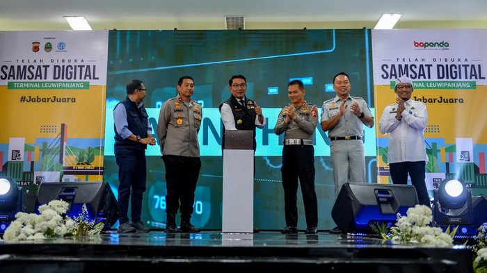 Bandung Kini Punya Samsat Digital, Bayar Pajak Kendaraan Cuma 20 Menit Gubernur Jawa Barat Ridwan Kamil meninjau layanan Samsat Digital seusai peresmian di Terminal Leuwipanjang, Bandung, Jawa Barat, Selasa (29/8/2023). Pemerintah Provinsi Jawa Barat bersama Jasa Raharja dan Korlantas Polri meresmikan Samsat Digital yang ditujukan guna memudahkan pembayaran pajak kendaraan bermotor dari semula dua jam menjadi dua puluh menit. ANTARA FOTO/Raisan Al Farisi/nym.