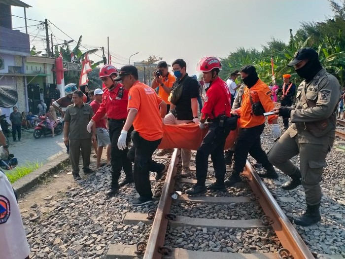 Bocah di Surabaya tewas tertabrak kereta saat hendak berangkat sekolah
