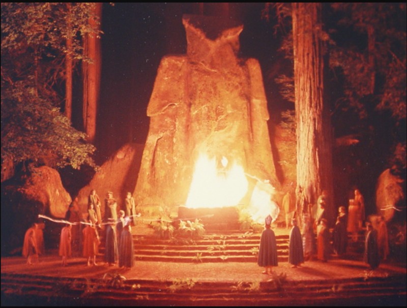 Bohemian Grove, klub orang kaya di tengah hutan California, Amerika Serikat.