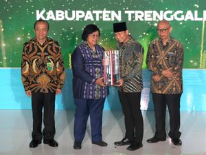 Bupati Trenggalek Terima Penghargaan Nirwasita Tantra dari KLHK