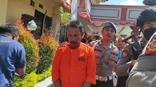 Moh Sukirman, pelaku pencabulan anak tetangga dihadirkan saat konferensi pers di Polresta Denpasar, Selasa (29/8/2023).