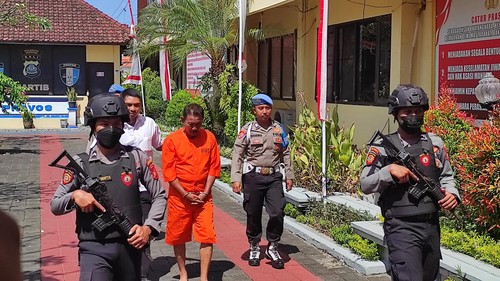 Moh Sukirman, pelaku pencabulan anak tetangga dihadirkan saat konferensi pers di Polresta Denpasar, Selasa (29/8/2023).