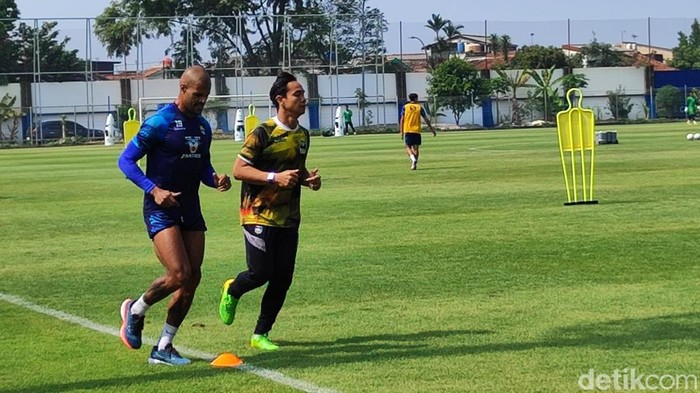 David da Silva berlatih bersama fisioterapi Persib.