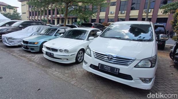 Deretan mobil mewah milik selebgram Adelia yang disita polisi terkait kasus narkoba
