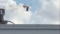Tragedi ini mengakibatkan dua awak dan dua warga sipil dilarikan ke rumah sakit. 