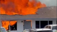 Setelah jatuh, helikopter itu terbakar hebat.  