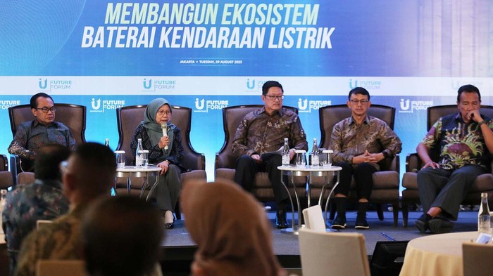 Diskusi Membangun Ekosistem Baterai Kendaraan Listrik Sekretaris Kementerian Koordinator Bidang Perekonomian, Susiwijono Moegiarso, Direktur Utama PT Trimegah Bangun Persada Tbk, Roy Arman Arfandy Peneliti EV, Pengamat Otomotif ITB Yannes Martinus Pasaribu Direktur Retail & Niaga PT PLN Edi Srimulyanti saat menjadi pembicara dalam diskusi di Jakarta, Selasa (29/8/2023). Diskusi ini bertemakan membangun ekosistem baterai kendaraan listrik. Diskusi ini digagas oleh investortrust.