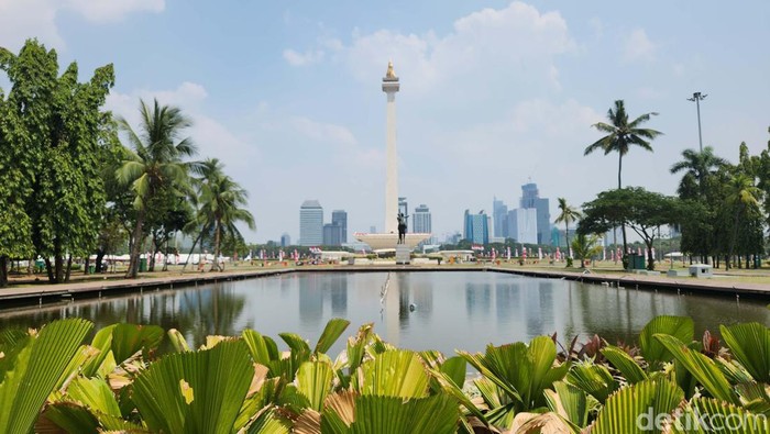 Di tengah badai polusi udara, cuaca Jakarta terpantau cerah siang tadi. Langitnya terlihat biru.