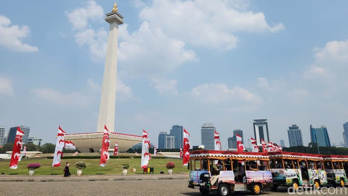 Di tengah badai polusi udara, cuaca Jakarta terpantau cerah siang tadi. Langitnya terlihat biru.