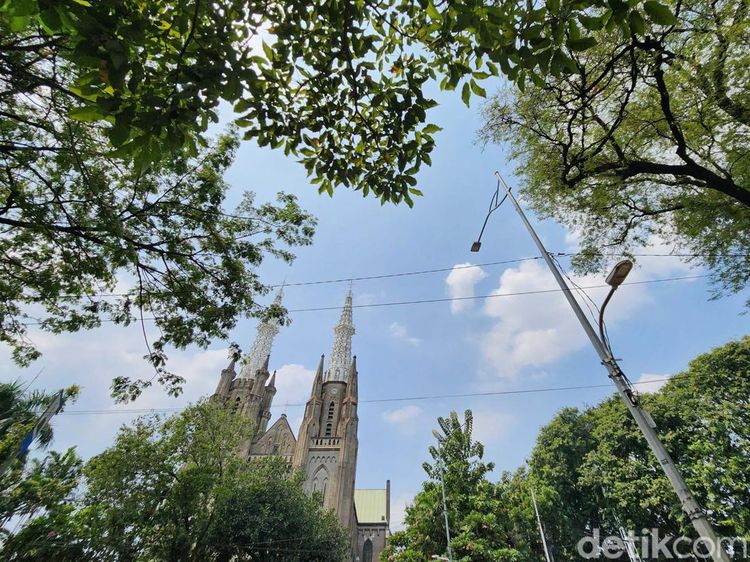 Langit Jakarta Terpantau Biru di Tengah Badai Polusi