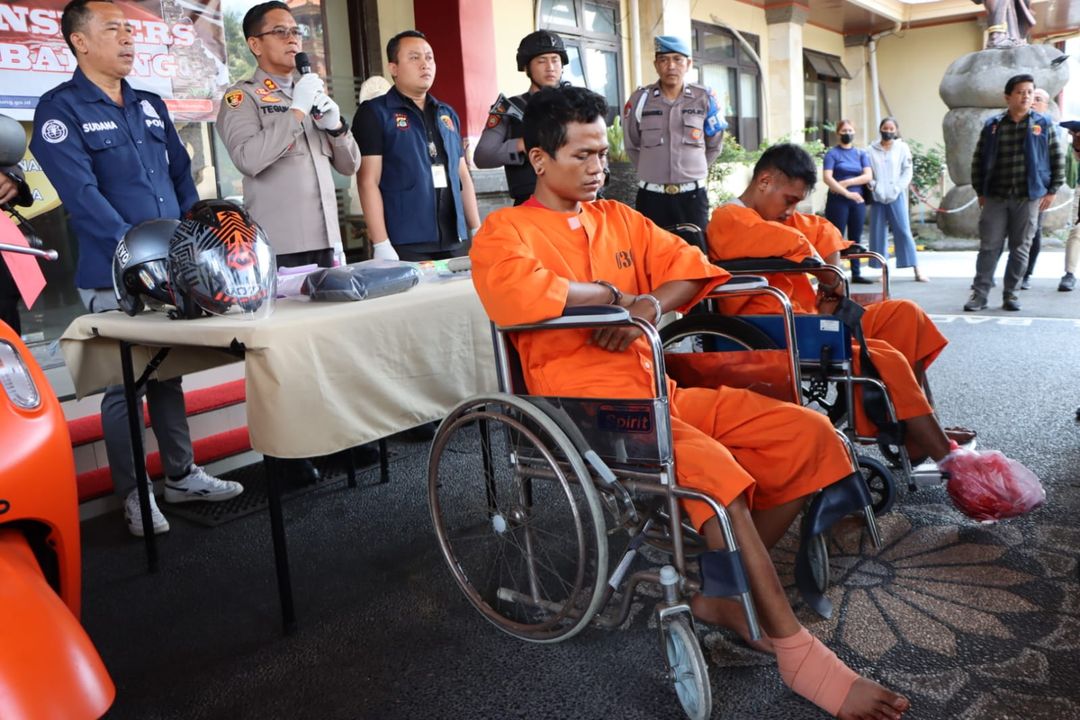 Tersangka begal motor perempuan di Sading, Kecamatan Mengwi, Badung, di Polres Badung, Selasa (29/8/2023). Begal bernama Husein dan Nikson Mbura itu ditembak polisi karena melawan.