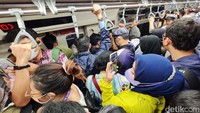 Padatnya penumpang ini karena banyak masyarakat yang beralih menggunakan transporasi publik tersebut.  