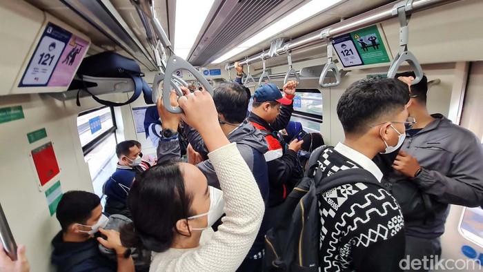 Suasana padat penumpang didalam rangkaian kereta api LRT saat dalam perjalanan dari Stasiun Jatimulya menuju Stasiun Dukuh Atas, Bekasi, Jawa Barat, Selasa (29/8/2023). Dengan telah diresmikannya kereta LRT membuat masyarakat sebagai beralir menggunakan transporasi LRT. Saat ini tarif LRT Rp 5.000 jauh dekat.