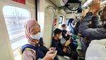 Dua Hari Beroperasi, LRT Jabodebek Mulai Disesaki Penumpang