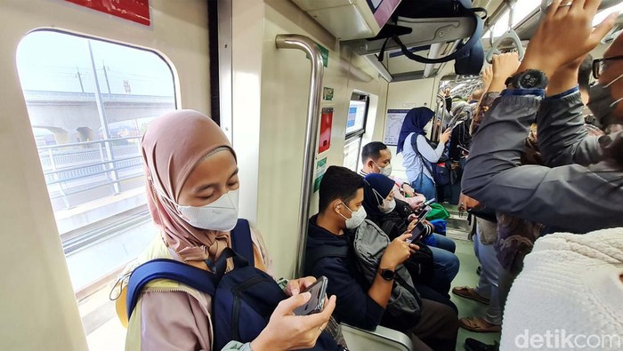 Dua Hari Beroperasi, LRT Jabodebek Mulai Disesaki Penumpang Suasana padat penumpang didalam rangkaian kereta api LRT saat dalam perjalanan dari Stasiun Jatimulya menuju Stasiun Dukuh Atas, Bekasi, Jawa Barat, Selasa (29/8/2023). Dengan telah diresmikannya kereta LRT membuat masyarakat sebagai beralir menggunakan transporasi LRT. Saat ini tarif LRT Rp 5.000 jauh dekat.