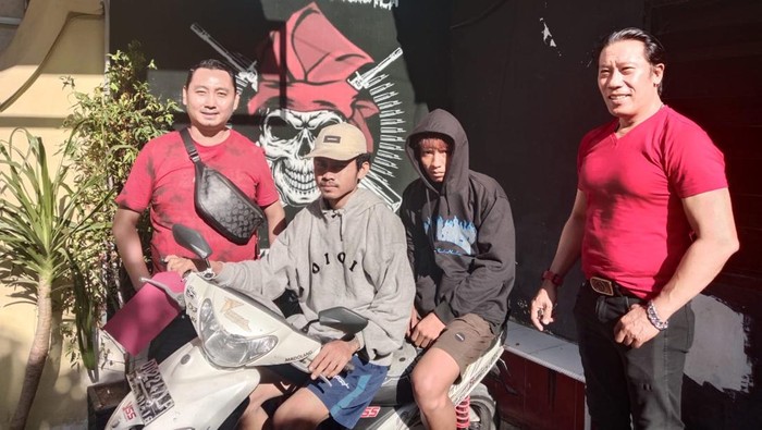 Dua pelaku perampokan toko kelontong di Kota Makassar, Sulsel ditangkap polisi.