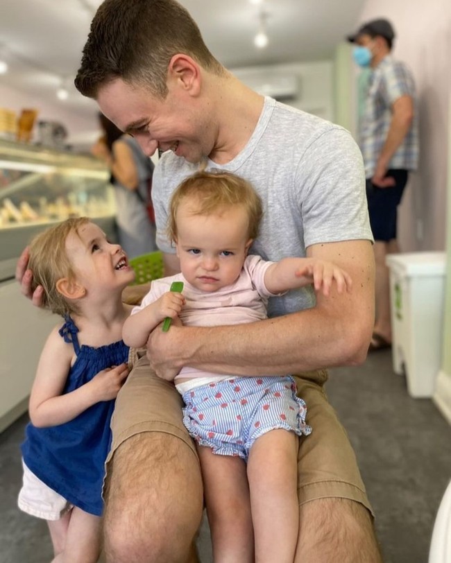 Dylan Stone-Miller menjadi pendonor sperma sejak masuk kuliah setelah ia pernah ditahan karena mabuk sambil berkendara. Orang tua Dylan memintanya untuk mencari pengacara. Butuh uang, ketika itu ia mendaftar di bank sperma, Xytex. Ia pun rutin menyumbang selama enam tahun yang kini menghasilkan hampir 100 anak. Foto: Instagram