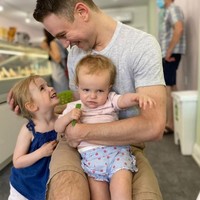 Dylan Stone-Miller menjadi pendonor sperma sejak masuk kuliah setelah ia pernah ditahan karena mabuk sambil berkendara. Orang tua Dylan memintanya untuk mencari pengacara. Butuh uang, ketika itu ia mendaftar di bank sperma, Xytex. Ia pun rutin menyumbang selama enam tahun yang kini menghasilkan hampir 100 anak. Foto: Instagram