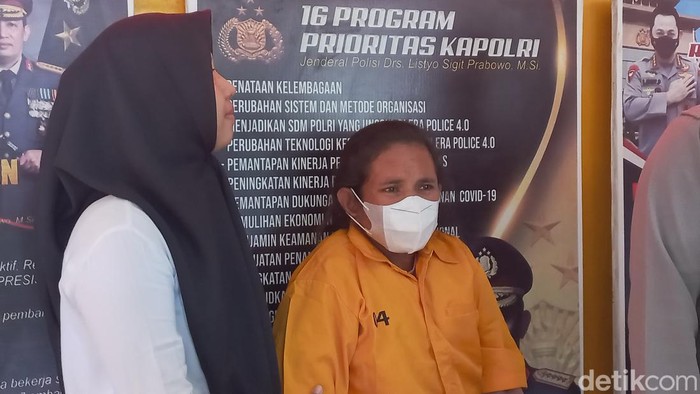 Era Sovasanti (38), emak-emak yang terekam mencopet di Jambi, mengaku terpaksa karena berutang di koperasi untuk modal jualan.