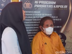 Tangis Emak-emak Pencopet di Jambi, Ngaku Terpaksa karena Utang Modal Jualan