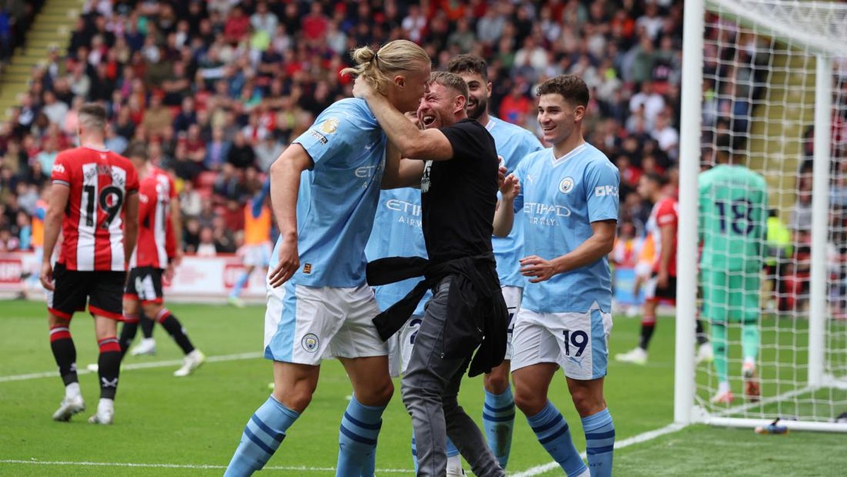 Erling Haaland dipeluk mantan juara dunia tinju WBO. (Foto: REUTERS/PHIL NOBLE)