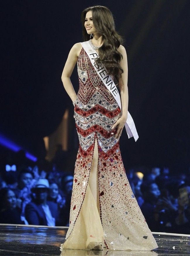 Tak berhenti di situ, ia nyaris batal melaju ke Miss Universe 2023 setelah Miss Universe Organization (MUO) memecat Poppy Capella dan perusahaannya PT Capella Swastika Karya sebagai pemegang lisensi di Indonesia. MUO mengambil tindakan tersebut menyusul dugaan kasus pelecehan seksual terhadap finalis di lingkungan internal. (Foto: Instagram/@fabienne_fng)