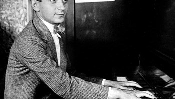 Irving Berlin adalah satu-satunya pemenang Academy Award dalam sejarah yang memberikan penghargaan tersebut kepada diri mereka sendiri. Dia menang karena menulis White Christmas, dan menyatakan bahwa membuka amplop itu sangat canggung. Aturan kemudian diubah untuk mencegah hal ini terjadi lagi. Foto: Reddit via demilked