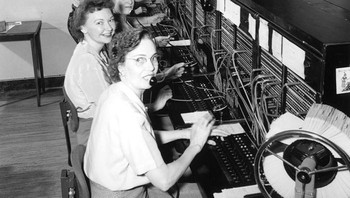 Operator telepon pertama adalah laki-laki, namun perilaku mereka yang “kasar” menyebabkan mereka digantikan oleh perempuan muda. Foto: Reddit via demilked