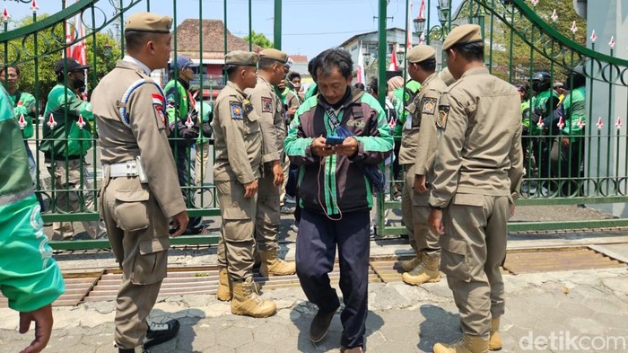 Forum Ojol Jogja Bergerak saat mendatangi Kantor Gubernur DIY di kompleks Kepatihan, Danurejan, Kota Jogja, Selasa (29/8/2023).