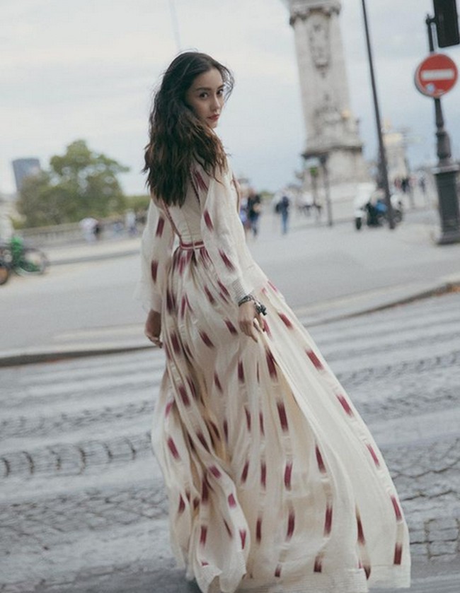 Inilah penampilan Angelababy di Paris untuk datang di fashion show Dior. Foto: dok. Instagram/@angelababyct