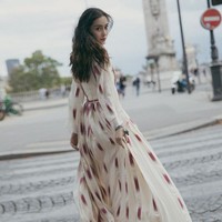 Inilah penampilan Angelababy di Paris untuk datang di fashion show Dior. Foto: dok. Instagram/@angelababyct