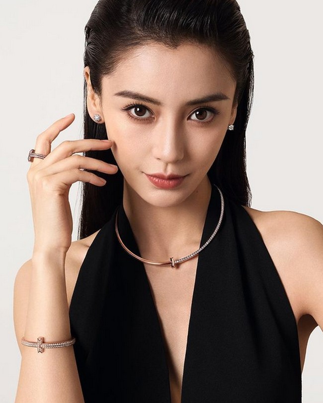Tak hanya baju mewah, Angelababy pun tampil dengan perhiasan mewah. Dalam penampilannya ini, ia mengenakan anting, kalung dan gelang dari Tifany and Co. Foto: dok. Instagram/@angelababyct