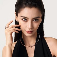 Tak hanya baju mewah, Angelababy pun tampil dengan perhiasan mewah. Dalam penampilannya ini, ia mengenakan anting, kalung dan gelang dari Tifany and Co. Foto: dok. Instagram/@angelababyct