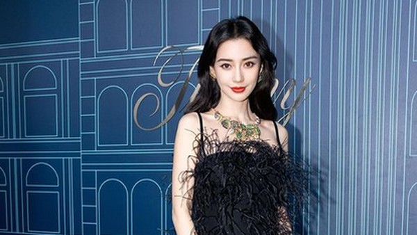 8 Gaya Mewah Angelababy, Dari Gaun Pengantin Termahal Sampai Pakai Baju KW