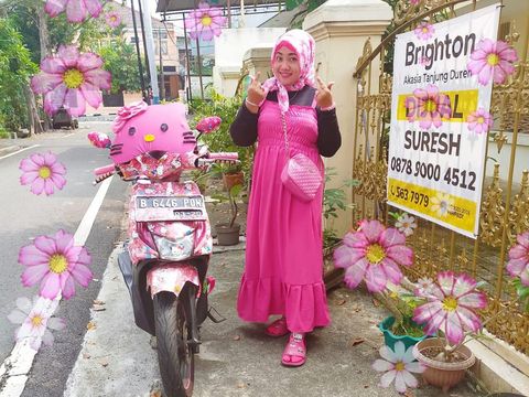 Foto Eka Diah Lestari, seorang wanita penggemar Hello Kitty. Foto Eka Diah Lestari, seorang wanita penggemar Hello Kitty. Dia mempunyai rumah, motor dan berbusana sehari-hari serba Hello Kitty. Sosoknya langsung viral di TikTok.