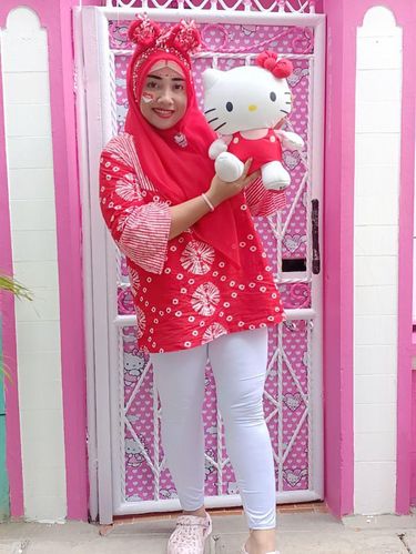 Foto Eka Diah Lestari, seorang wanita penggemar Hello Kitty. Foto Eka Diah Lestari, seorang wanita penggemar Hello Kitty. Dia mempunyai rumah, motor dan berbusana sehari-hari serba Hello Kitty. Sosoknya langsung viral di TikTok.