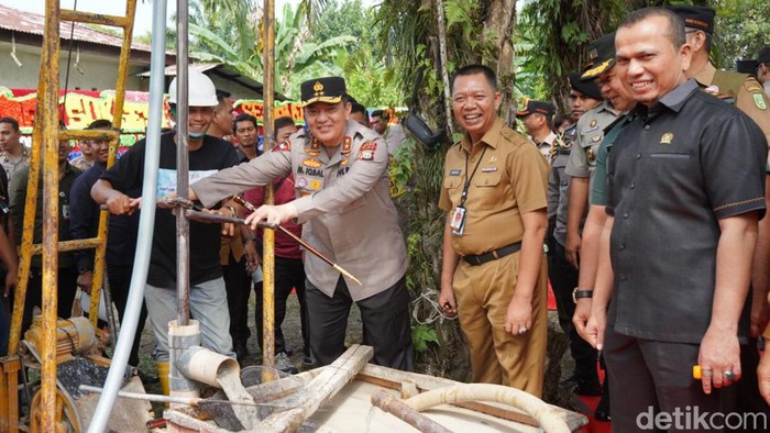 Foto: Kapolda Riau menyerahkan bantuan sumur bor ke masyarakat Muara Fajar (Raja Adil Siregar/detikSumut)