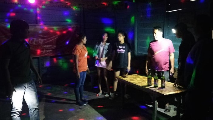 Foto: Polisi saat razia tempat hiburan dan warung remang di Pekanbaru (Dok Polres Rohil)