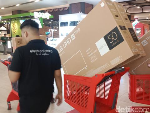 Full Day Sale di Transmart Dp Mall Semarang, Selasa (29/8/2023).