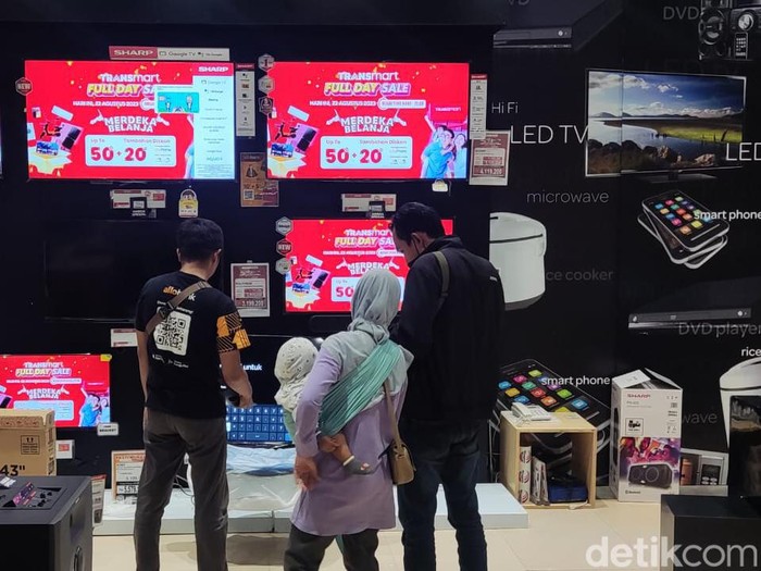 Full Day Sale di Transmart Maguwoharjo, Sleman, DIY, Selasa (29/8/2023).