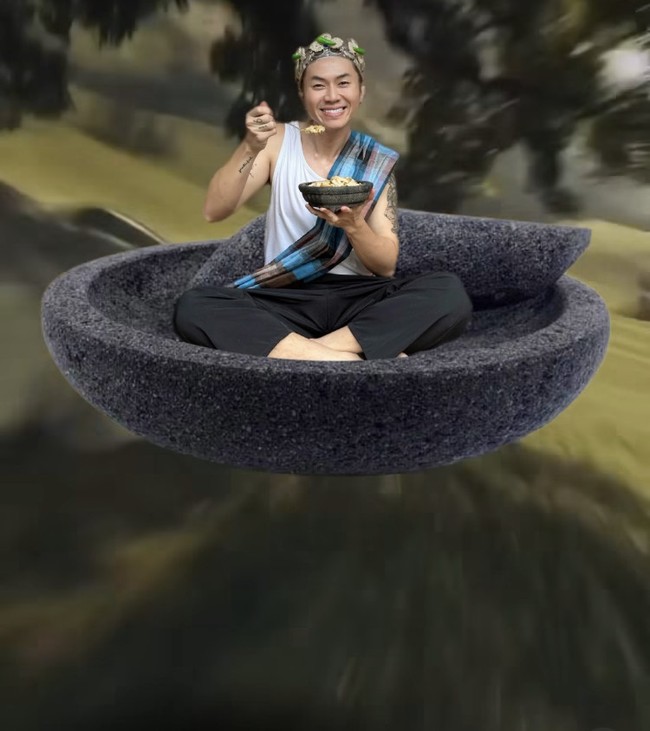 Setelah viral, kini sang penyanyi menjalani bisnis kuliner seblak yang diberi nama Seblak Mamang Rafael di Garut. Seblak bikinannya juga tersedia dalam kemasan yang bisa dipesan pelanggan di berbagai daerah.  Foto: Dok. Instagram Rafael Tan