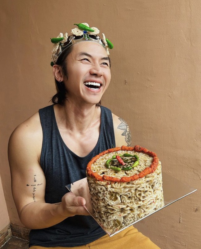 Member boyband Smash ini pun tampil melokal. Rafael Tan dengan bangga pakai mahkota bergambar bahan-bahan utama seblak. Foto: Dok. Instagram Rafael Tan