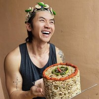 Member boyband Smash ini pun tampil melokal. Rafael Tan dengan bangga pakai mahkota bergambar bahan-bahan utama seblak. Foto: Dok. Instagram Rafael Tan