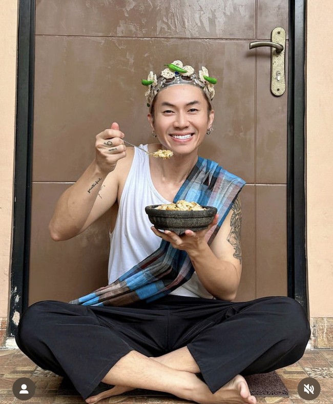 Rafael juga Tampil hanya mengenakan singlet dan mahkota seblak. Sarung yang disampirkan pun kini menjadi ciri khas gayanya. Foto: Dok. Instagram Rafael Tan