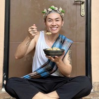 Rafael juga Tampil hanya mengenakan singlet dan mahkota seblak. Sarung yang disampirkan pun kini menjadi ciri khas gayanya. Foto: Dok. Instagram Rafael Tan