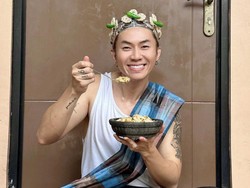 7 Gaya Rafael Tan Pamer Foto Pakai Mahkota Duta Seblak, Unik dan Kocak